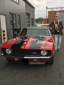 Camaro und Marko nach dem Kauf