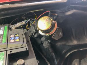 Batteriefernschalter im Motorraum